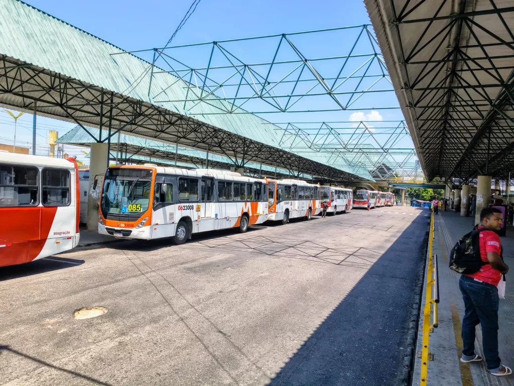 Ônibus do transporte coletivo de Manaus estacionados em terminal durante paralisação dos rodoviários.
