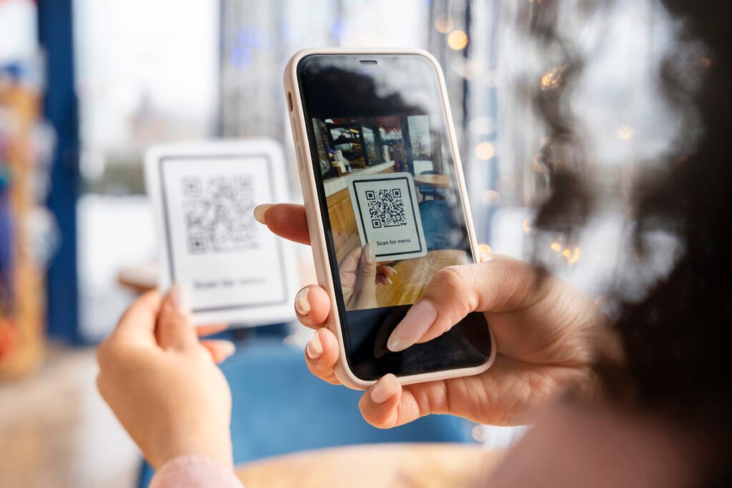 Pessoa utiliza celular para realizar operação por Pix