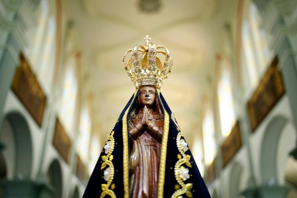 Imagem de Nossa Senhora Aparecida no interior de uma igreja