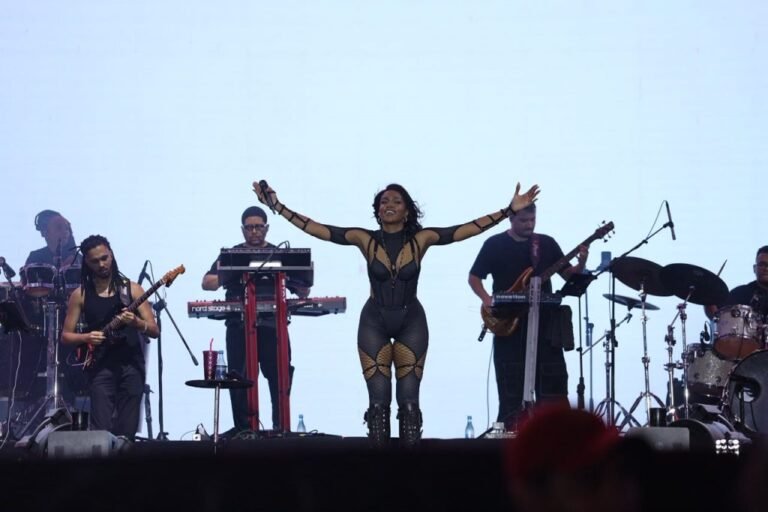 IZA se apresenta no palco Alfândega durante o Sou Manaus 2026