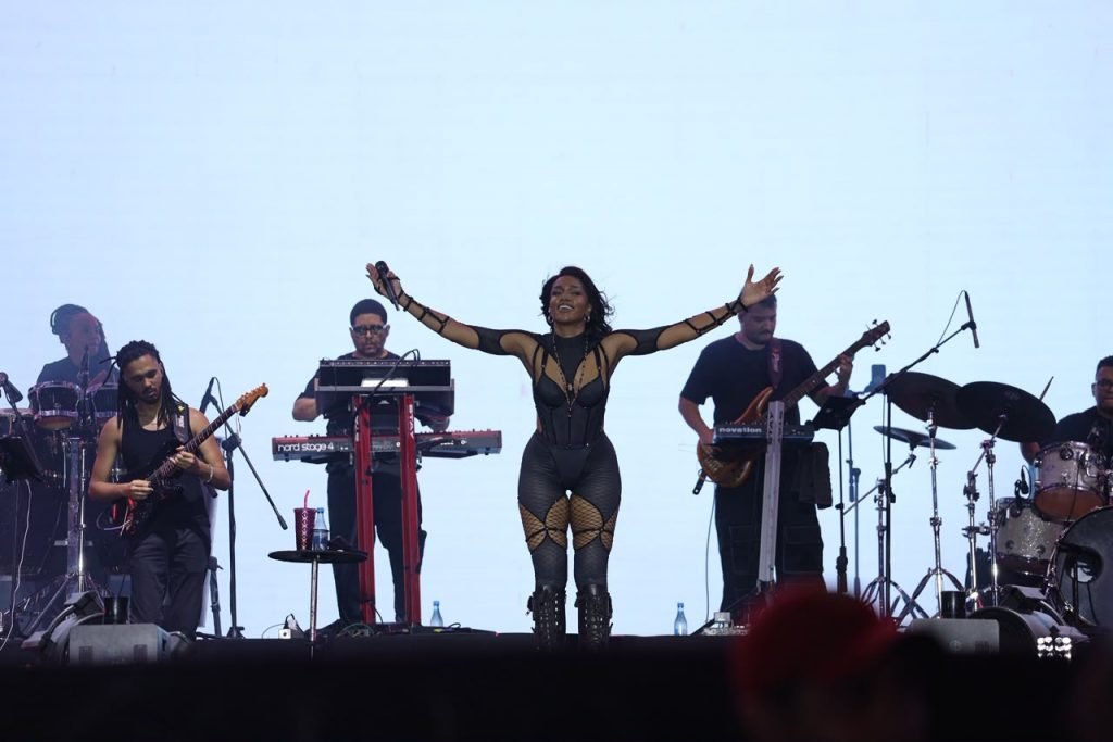 IZA se apresenta no palco Alfândega durante o Sou Manaus 2026