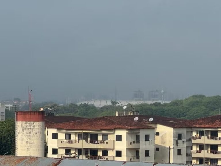 Fumaça encobre prédios e reduz a visibilidade em Manaus