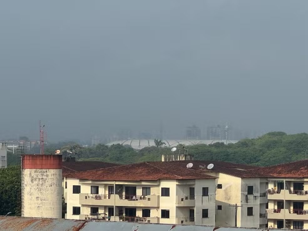 Fumaça encobre prédios e reduz a visibilidade em Manaus