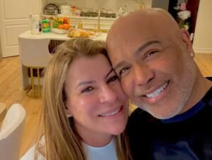 Cantor Rick e sua esposa, Geralda Helena, sorrindo juntos em uma fotografia
