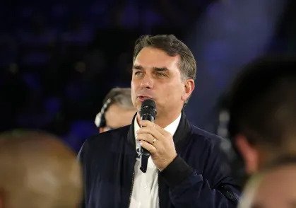 Flávio Bolsonaro durante discurso ao microfone