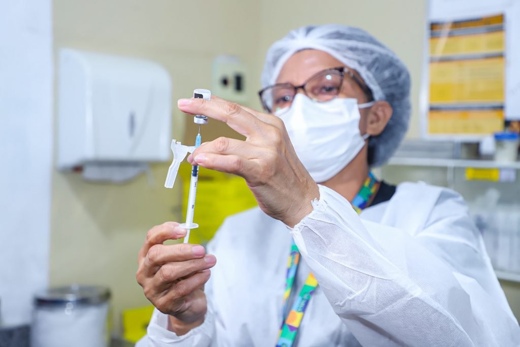 Profissional de saúde prepara dose de vacina contra HPV na rede municipal de Manaus