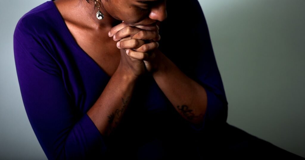 Mulher em situação de vulnerabilidade representa casos de violência de gênero e busca por proteção