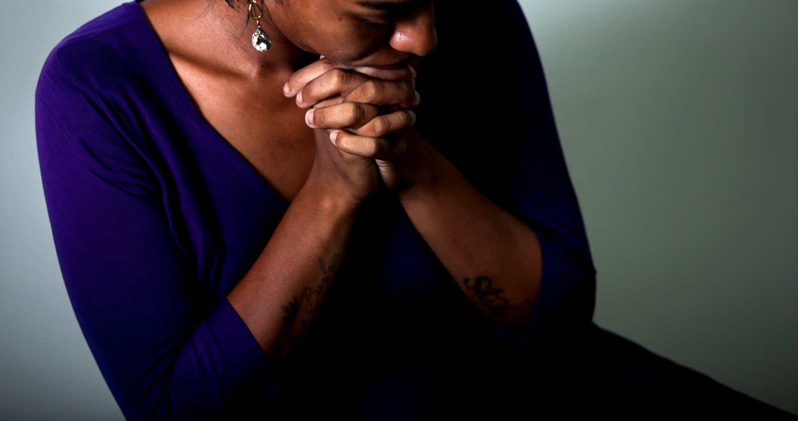 Mulher em situação de vulnerabilidade representa casos de violência de gênero e busca por proteção
