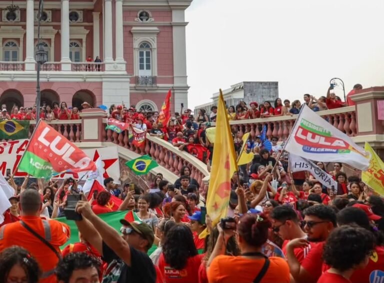 Manifestantes com bandeiras de Lula e do Brasil participam de ato político nas escadarias próximas ao Teatro Amazonas, em Manaus
