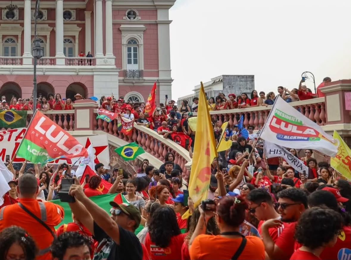 Manifestantes com bandeiras de Lula e do Brasil participam de ato político nas escadarias próximas ao Teatro Amazonas, em Manaus