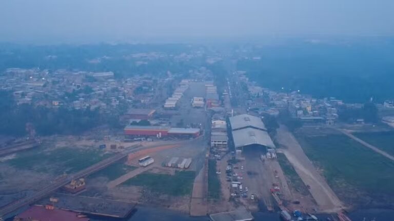 Vista aérea de Manaus encoberta por uma densa camada de fumaça que compromete a visibilidade da cidade