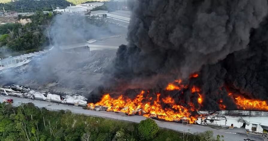 Incêndio de grandes proporções no Distrito Industrial 2, em Manaus