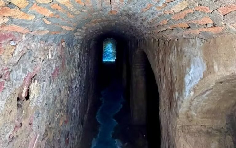Interior da Galeria dos Ingleses, túnel subterrâneo histórico com paredes e teto de tijolos, localizado no Centro de Manaus.