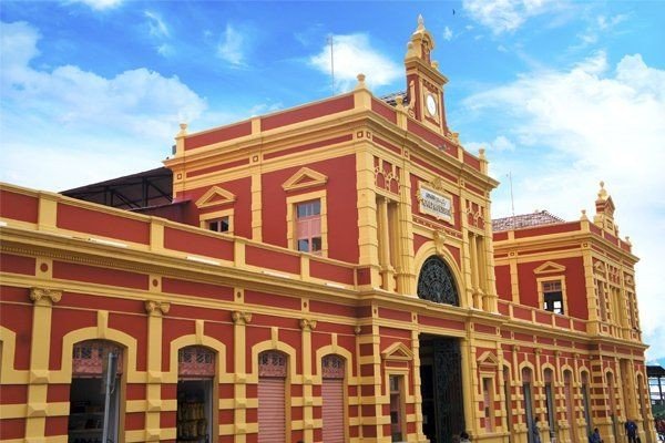 Fachada histórica do Mercado Municipal Adolpho Lisboa, no Centro de Manaus, que recebeu celebração pelos 357 anos da capital amazonense.