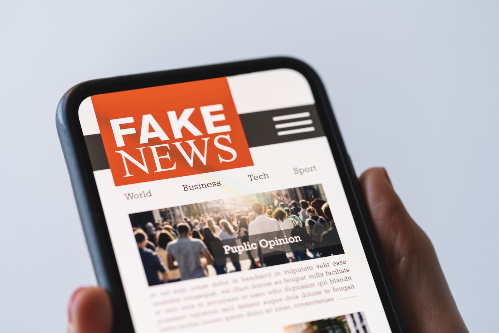 Pessoa utilizando celular para acessar informações sobre saúde nas redes sociais, ilustrando a circulação de notícias falsas.