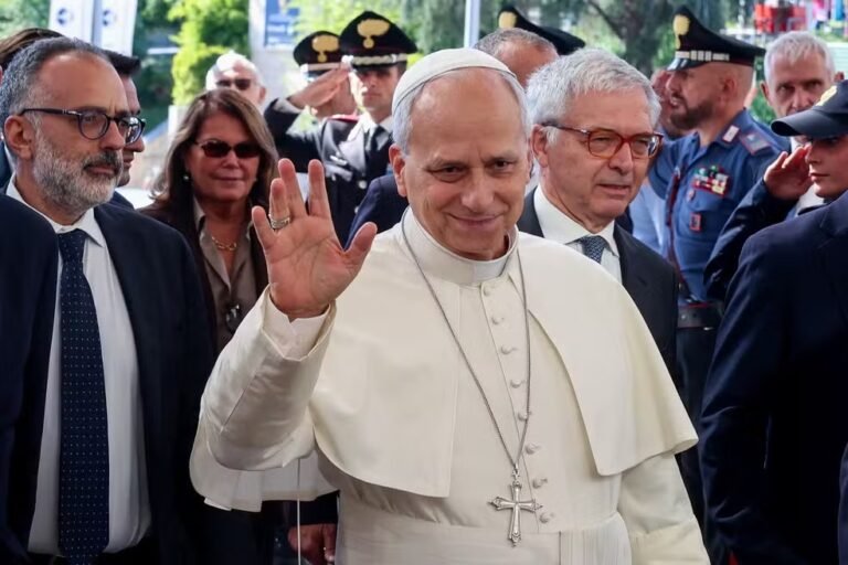 Papa Leão XIV, líder da Igreja Católica, que passou por cirurgia para retirada de tumor no pulmão direito