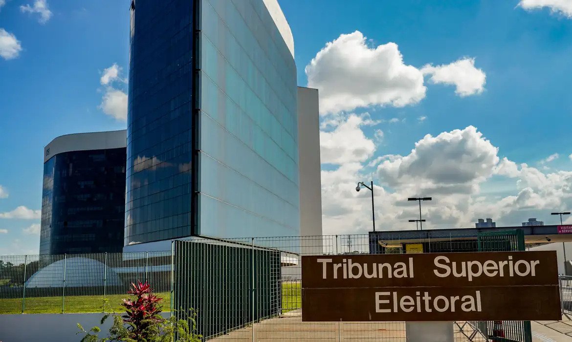 Fachada do Tribunal Superior Eleitoral (TSE), em Brasília, que determinou prazo de 24 horas para a Meta prestar esclarecimentos sobre o tratamento dado às campanhas de Lula e Flávio Bolsonaro.